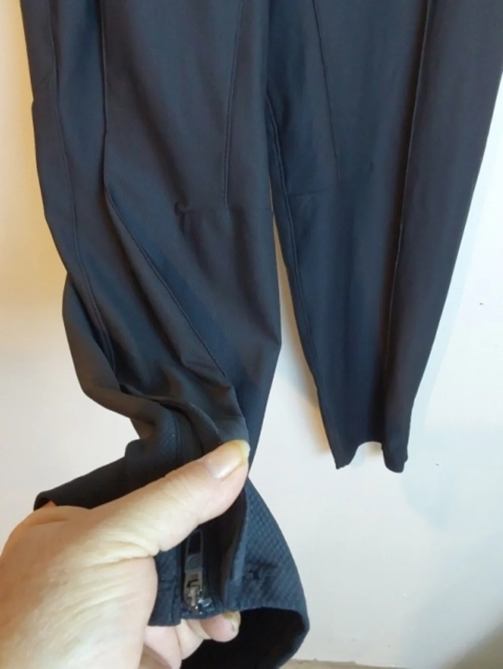 Lululemon| Black High Rise Joggers Zipper Features Comfort Sz.S